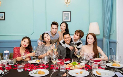 Lâu lắm mới thấy Việt Anh khoe hội bạn toàn trai xinh gái đẹp, lại còn tiết lộ điều ít ai để ý này