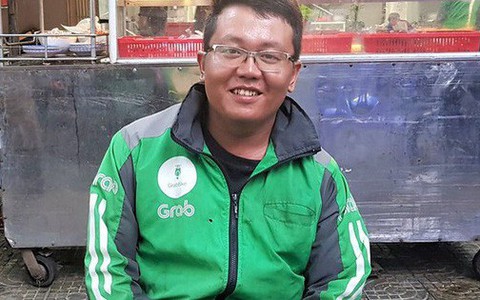 Chàng Grab mang tặng 13 suất cơm gà bị khách "bom": Cuộc sống này, tiền bạc quan trọng thật nhưng không phải là tất cả