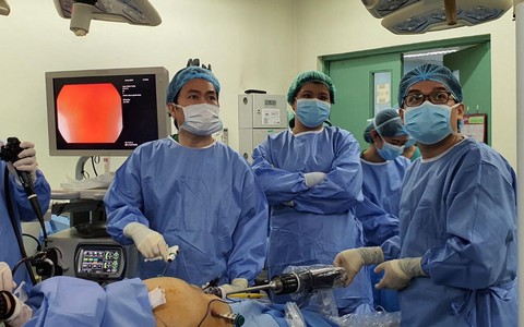 Bác sĩ Việt dùng robot mổ dạ dày cứu 2 bệnh nhân Philippines nặng hơn 130kg