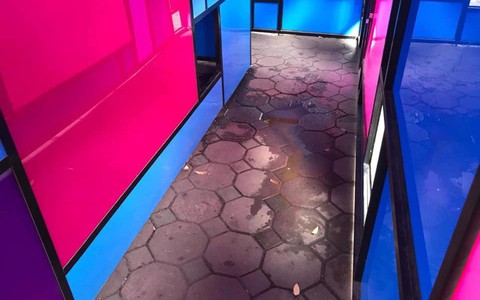 Tưởng ngôi nhà mô hình đang triển lãm ở Hồ Gươm là toilet, nhiều người hồn nhiên vô “xả bậy” đến bốc mùi khai nồng nặc