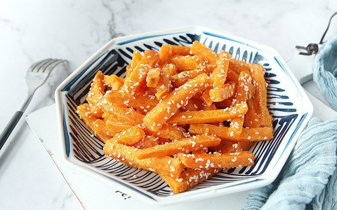 Khoai lang chiên tẩm mè - món ăn vặt đã ngon còn tốt đủ đường, tội gì không thử ngay!