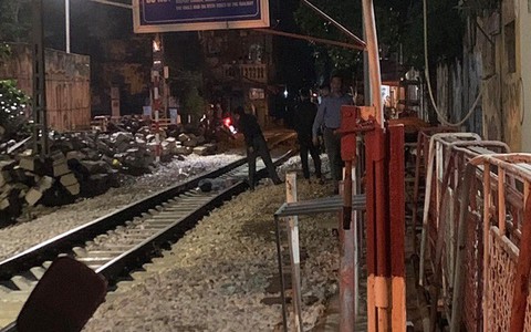 Hà Nội: Một người tử vong khi đi bộ trên tuyến đường sắt gần xóm cà phê đường tàu