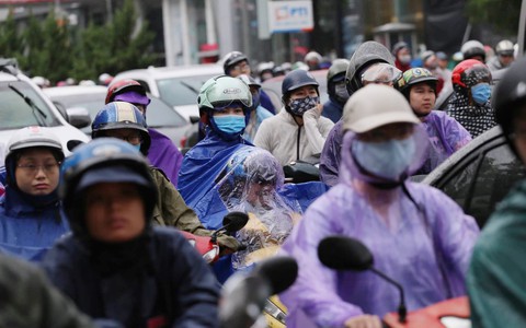 Hà Nội đón mưa lớn sau chuỗi ngày nắng hanh, người dân vui mừng vì ô nhiễm không khí được giảm đáng kể