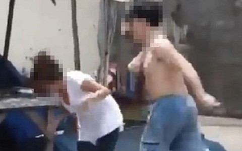 Bắt thanh niên nghi "ngáo đá" đâm chém dã man bố mẹ đẻ và vợ