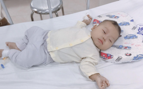 Mẹ tự ý dùng thuốc nam cho con, con 3 tháng tuổi bị sốc, sau 12 giờ hồi sức tích cực, 24 giờ lọc máu mới có phản ứng trở lại