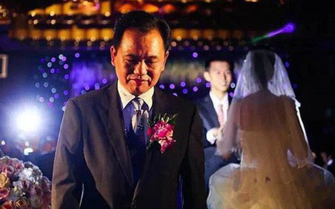 Mỗi lần sang chơi là bố vợ lại được nghe "bài ca muôn thuở" của mẹ chồng, "tức nước vỡ bờ" ông dắt con gái về rồi tuyên bố sốc
