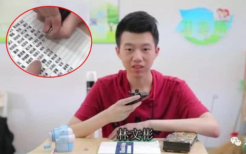 Con trai viết chữ đẹp như đánh máy, bố mẹ tiết lộ “không phải tài năng mà là 1 căn bệnh”