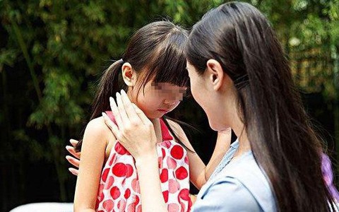 Cho con gái mặc đồ đắt tiền đi học, cô bé thật xinh đẹp và nổi bật nhưng người mẹ vẫn nức nở khi nhìn thấy cảnh tượng này 