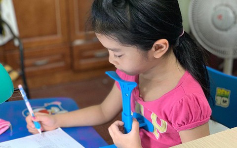 Tin lời quảng cáo, nhiều bố mẹ mua dụng cụ chống cận cho con nhưng hiệu quả chẳng thấy chỉ thấy "tiền mất tật mang"