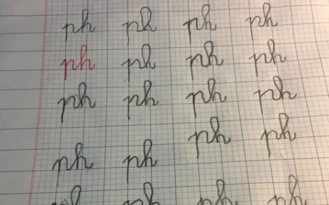 Khai giảng được một tháng, cha mẹ lại rối não vì con viết chữ... quá xấu, tối nào cũng học đến khuya mới xong