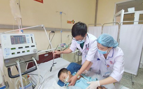 Thấy con kêu đau đầu, buồn nôn, cha mẹ tưởng con muốn trốn học nên vẫn đưa đến trường, không ngờ bé trai co giật, hôn mê ngay tại lớp