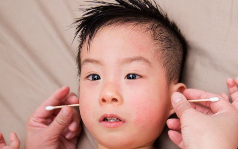 Có nên lấy ráy tai cho trẻ nhỏ?