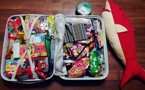 Thanh niên Hàn Quốc du lịch Việt Nam trở về nhưng vali quà mua tặng bạn gái đã khiến dân mạng vô cùng ngỡ ngàng!