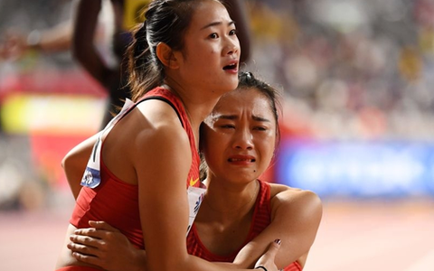 Sửa sai bằng cách chạy... lùi tại vòng chung kết chạy tiếp sức Thế giới, cặp VĐV nữ Trung Quốc bị làng thể thao chê cười