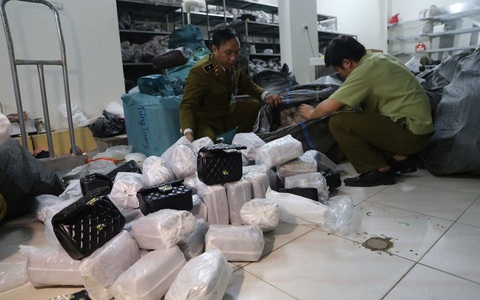 Đột nhập kho buôn ở Hà Nội, phát hiện hơn 1.000 túi xách “hàng hiệu” giá chỉ từ 40.000 đồng/chiếc