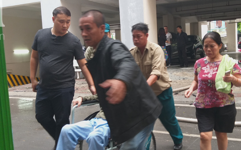 Hà Nội: Cháy chung cư vắng chủ nhà, người già ôm trẻ nhỏ chạy bộ từ tầng cao xuống