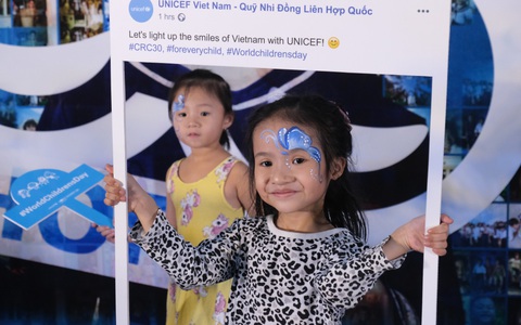 Hàng trăm phụ huynh dẫn theo con nhỏ chứng kiến tòa nhà Landmark 81 nhuộm xanh để kêu gọi bảo vệ trẻ em
