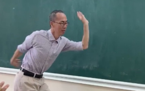 Tiến sĩ Lê Bá Khánh Trình múa phụ họa “Bụi phấn” cho học sinh hát: Bao lâu rồi chúng ta mới thấy thầy trò hòa đồng, gần gũi đến thế!