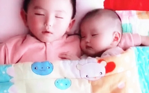 Con trai lớn và con gái nhỏ đang ngủ, người mẹ vén chăn lên kiểm tra lập tức đỏ hoe mắt với cảnh tượng nhìn thấy