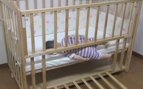 Cảnh báo: Em bé chết ngạt do vô tình mắc kẹt trong cũi gỗ khi ngủ