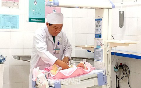Bé trai sinh ra không có lỗ hậu môn, sau 11 ngày tuổi bác sĩ đã phẫu thuật tạo lỗ hậu môn mới thành công cho bé
