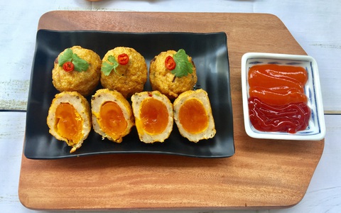 Có món chả bọc trứng muối cho bữa tối, đảm bảo nồi cơm nhà bạn hết veo trong nháy mắt