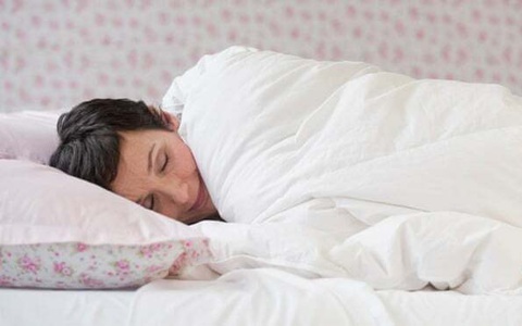 Quý ông bị viêm phổi nghiêm trọng chỉ vì thay đổi loại chăn này để đắp vào mùa đông