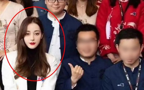 Luôn được ca ngợi là "mỹ nữ Tân Cương" nhưng sao gương mặt Địch Lệ Nhiệt Ba trong ảnh chưa qua chỉnh sửa lại "đơ như tượng" thế này