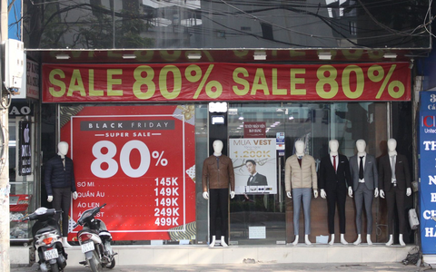 Nhiều cửa hàng thời trang ở Hà Nội đã chạy đà cho ngày mua sắm Black Friday bằng việc treo biển giảm giá mạnh tới 80% các sản phẩm