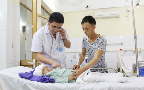 Bệnh nhi 3 tuổi bị mảnh kim loại bắn xuyên sọ, kề cận cái chết được cứu sống và phục hồi ngoạn mục