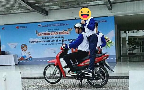 Minh họa những kiểu ngồi sau xe máy sai cách, biểu cảm sương sương của thầy giáo khiến học sinh ôm bụng cười 