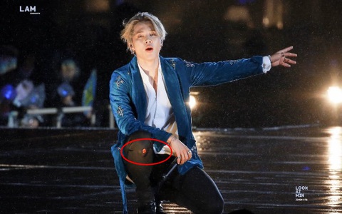 Jimin (BTS) ngã trầy chân, đổ máu khi nhảy dưới mưa vẫn nén đau cống hiến hết mình cho fan
