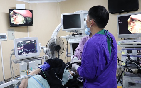 Gắp khối bã thức ăn “khủng” trong dạ dày của bệnh nhân nam, bác sĩ lưu ý cách ăn uống để tránh tổn hại đường tiêu hóa