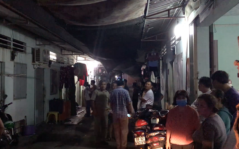 TP. HCM: Thương tâm con gái 2 tuổi khóc trước phòng trọ, bên trong là người cha chết trong tư thế treo cổ