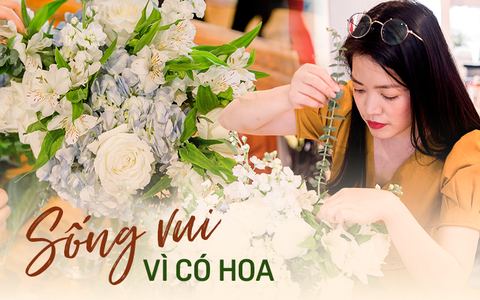 Mẹ hai con ở Hà Nội cưng hoa như “em bé”, mỗi tháng chi tiền triệu để mua hoa về tự cắm cho vui nhưng lại đẹp hơn cả ngoài tiệm
