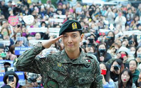 Mỹ nam "Cô nàng đẹp trai" Jung Yonghwa xuất ngũ trong sự chào đón của người hâm mộ