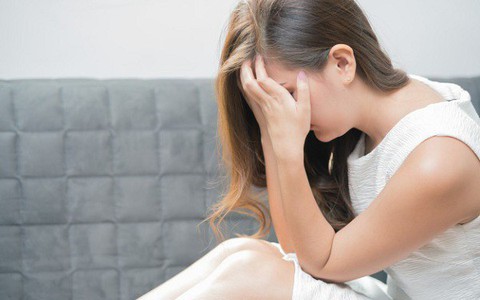 Về nhà giữa trưa, thấy đĩa cá trơ xương mẹ phần sẵn cho vợ, chồng tôi úp sạch vào sọt rác rồi kéo vợ ra nhà hàng khiến mẹ chồng nhìn theo tức tối
