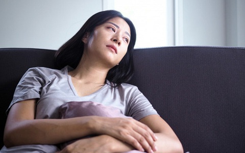 Đêm khuya đi ngang qua phòng mẹ chồng, tôi nghe tiếng lạch cạch khả nghi, mở tung cửa bước vào thì biết được toàn bộ bí mật của mẹ chồng