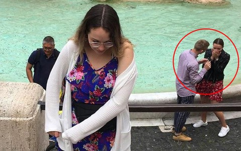Đi du lịch châu Âu bị "photobomb", cô gái không tức giận mà còn quyết tìm ra danh tính cặp đôi kia bởi chi tiết đáng yêu này
