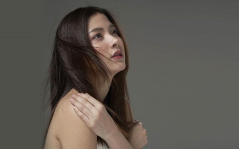 Chồng vừa cởi áo sơ mi, em hoảng hốt đẩy anh ngã khỏi giường và bật khóc ngay tại chỗ vì kinh ngạc