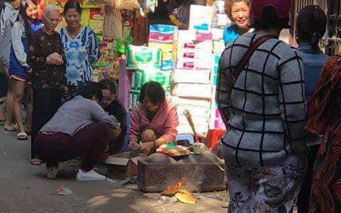 Hà Nội: Người dân bàng hoàng phát hiện thi thể trẻ sơ sinh trong thùng rác