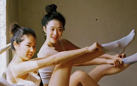 Hé lộ bộ ảnh ủng hộ LGBT chưa từng được công bố của Sulli trước khi tự tử
