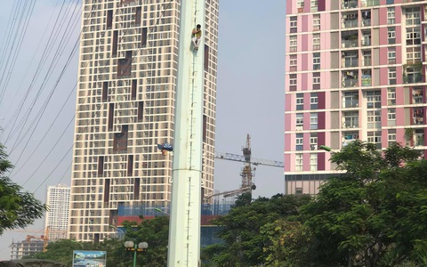 Hà Nội: Nam thanh niên với biểu hiện "ngáo đá" vắt vẻo ở vị trí rất cao trên cột điện