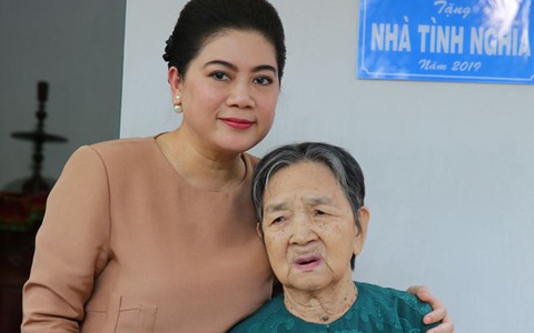 Đi từ thiện hậu Shark Tank mùa 3, Madam Liên rưng rưng nước mắt gọi bà cụ nghèo miền Tây là “Má” làm bao người xúc động