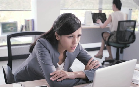 Trang web này sẽ giúp chị em công sở chỉnh đốn tư thế ngồi chuẩn xác để tránh bệnh xương khớp về sau