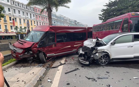 Quảng Ninh: Tông xe liên hoàn, 2 mẹ con đi xe máy bị văng trên đường