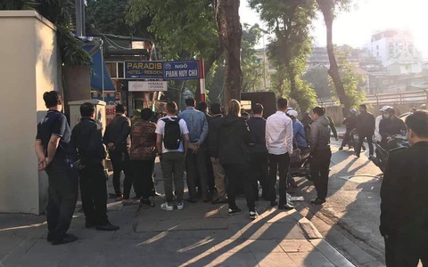 Hà Nội: Nhóm người đang uống nước may mắn thoát khỏi vụ nổ súng