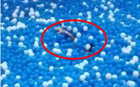 Bà mẹ lên tiếng cảnh báo các cha mẹ để mắt đến con sau khi chính mình suýt chết chìm trong nhà bóng