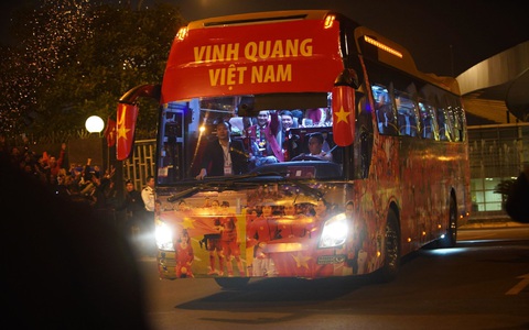 Rất ít khi Việt Nam như thế này, người già, trẻ em ngồi sát vệ đường chờ đón tuyển U22 về nước