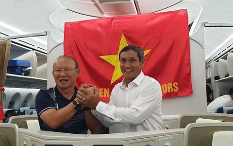 HLV Mai Đức Chung và Park Hang Seo chung một khung hình: Cái nắm tay trên chuyến bay lịch sử, cùng nhau đưa bóng đá Việt Nam vươn tầm cao mới